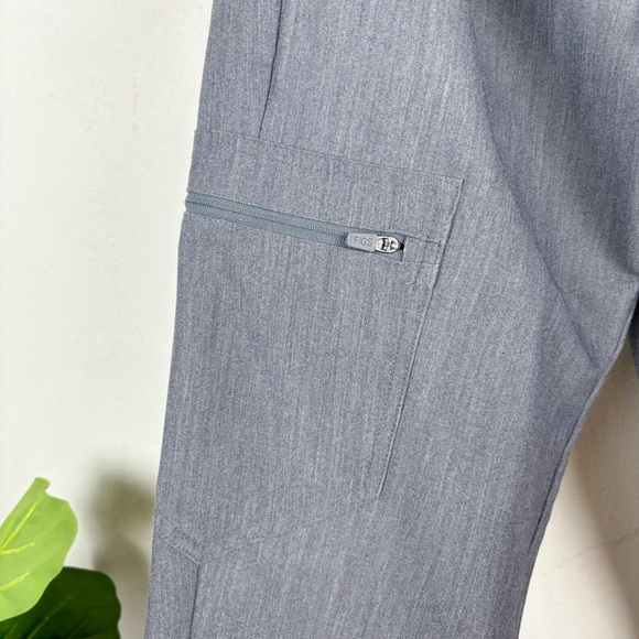 NWOT Figs Zamora 2.0 Gray Graphite Jogger Scrub Pants Sz S/P - Picture 8 of 9
